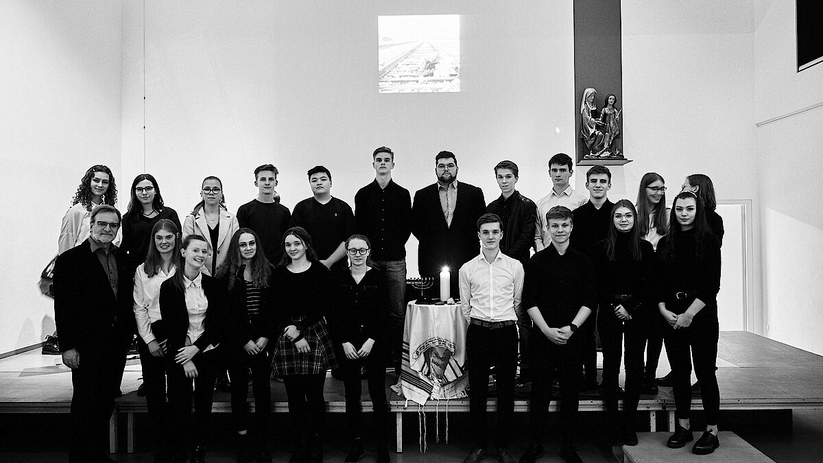 Schülerinnen und Schüler gedenken des Holocaust
